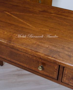 Scrivania classica da studio o ufficio in legno massiccio di noce con intarsio